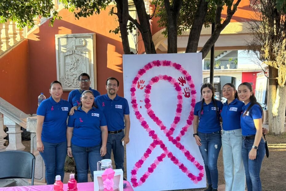 Personal médico y voluntarios de Cruz Púrpura reunidos durante la Kermés Rosa.
