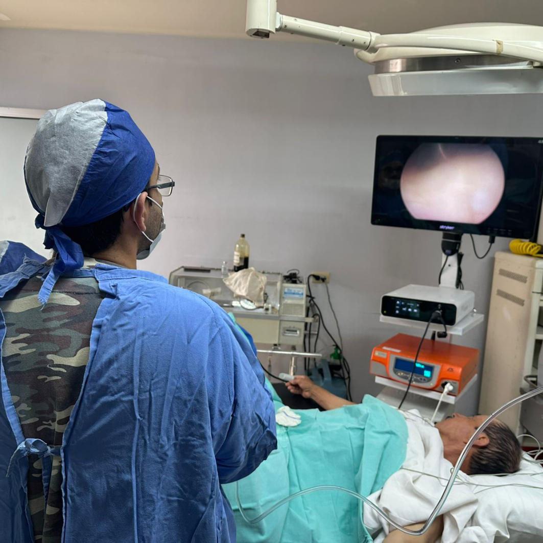 El Dr. Jaime Omar Ávila Lozano y su equipo médico operando en el quirófano de Cruz Púrpura con apoyo de una torre de cirugía