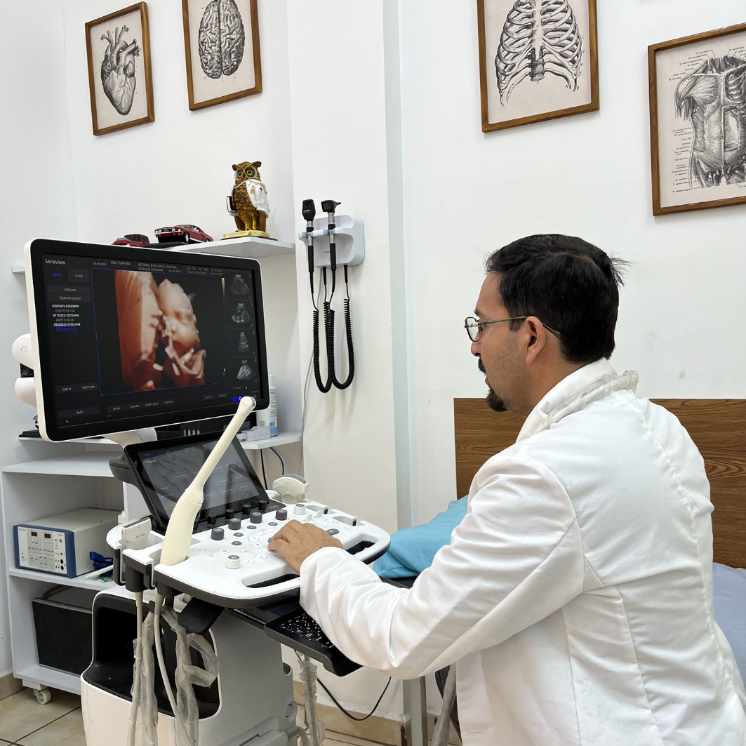 El Dr. Jaime Omar Ávila Lozano realizando un estudio de ultrasonido especializado en el consultorio.