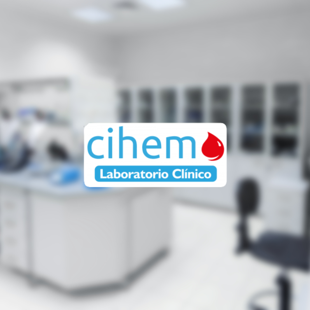 Personal médico realizando pruebas y análisis clínicos en el laboratorio de Cruz Púrpura.