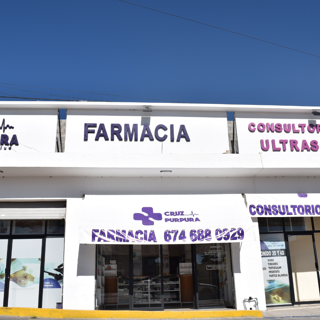 Fachada de Farmacia y Consultorio Cruz Púrpura con teléfono 674 688 0929