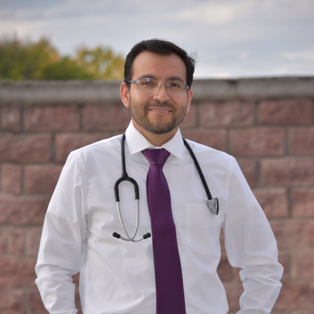 Retrato del Dr. Jaime Omar Ávila Lozano, médico cirujano y responsable sanitario de Cruz Púrpura.