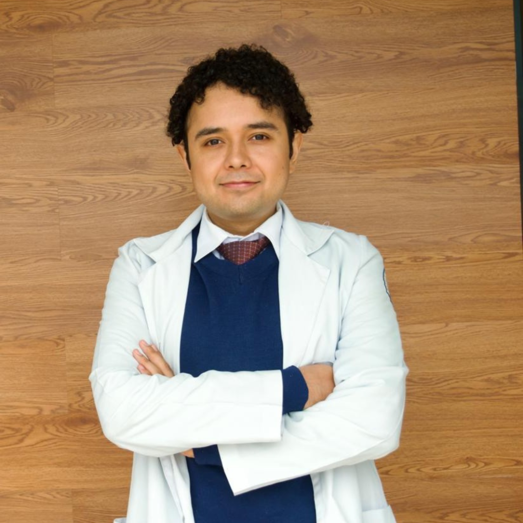 Dr. Eduardo Alejandro Gámiz Q. en su consultorio de la Farmacia y Consultorio Cruz Púrpura.