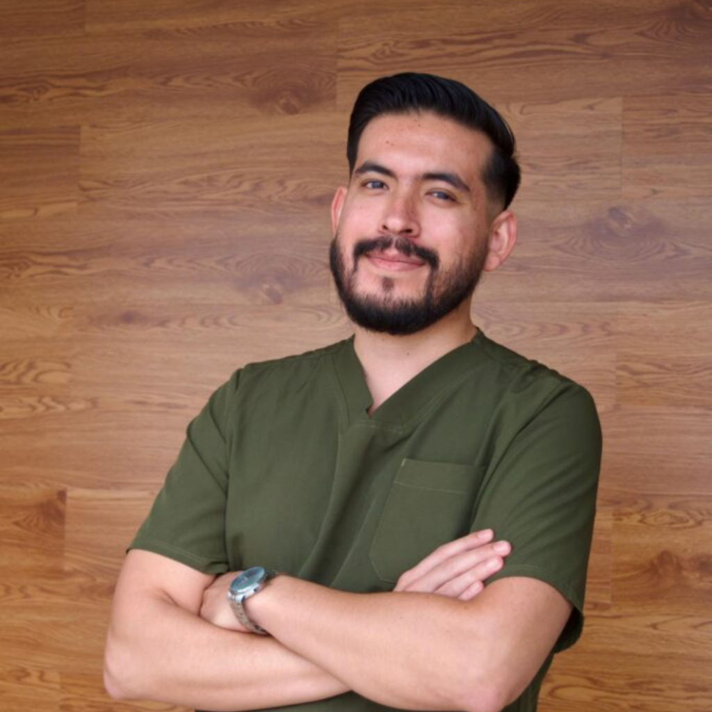 Retrato profesional del Dr. Eduardo Guerrero Almodovar en el consultorio Cruz Púrpura.