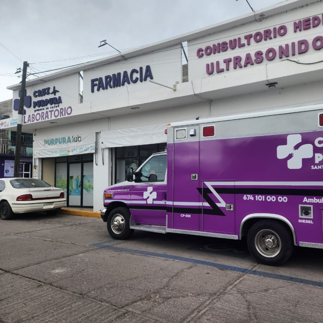 Fachada de Farmacia Cruz Púrpura con letreros morados, número 674 688 0929 y servicios de ultrasonido.